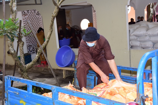 Chùa Hoằng Pháp: Tiếp tục hỗ trợ người dân khó khăn trong đại dịch Covid (đợt 8)